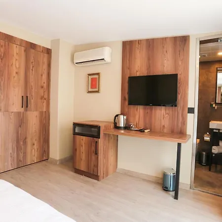 Merit House Hotel *